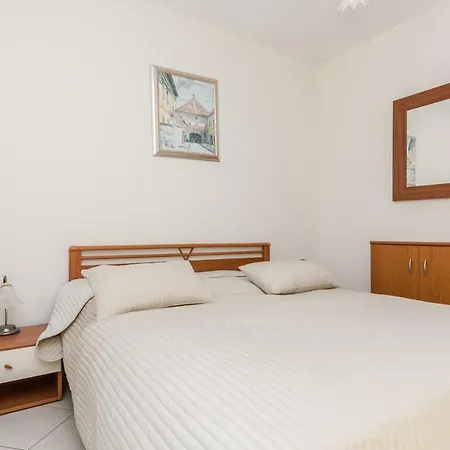 Apartment Iz *