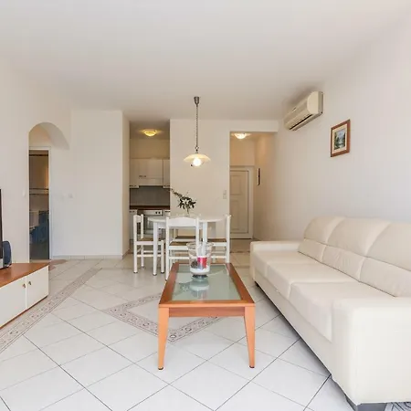 Apartment Iz *